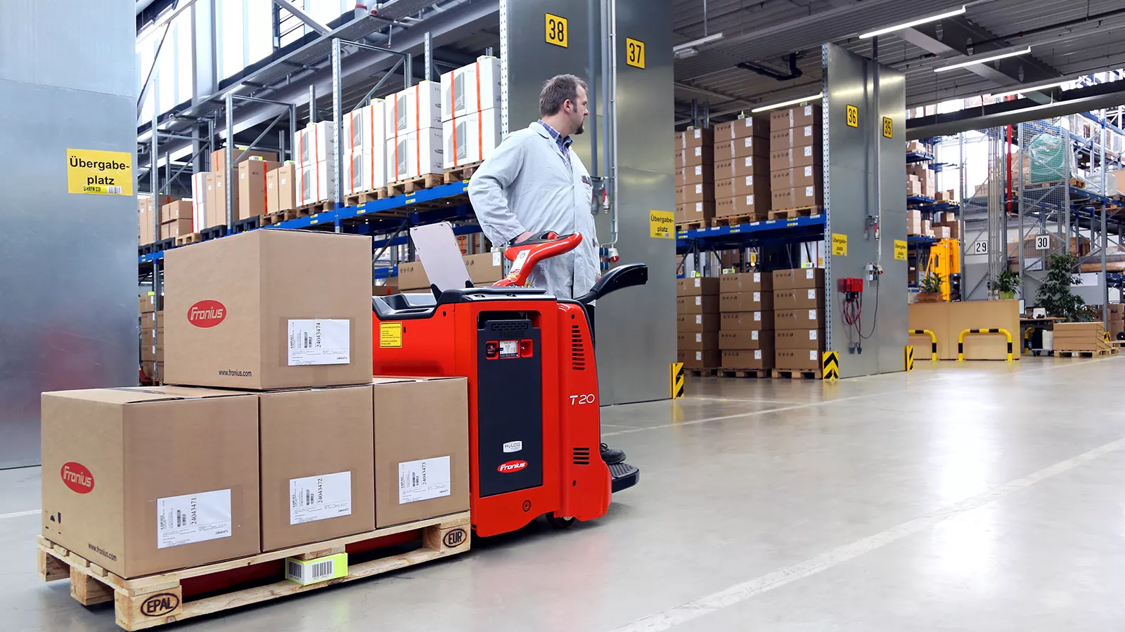 Transport einer Ware in einem Lager. lager, ware, transport