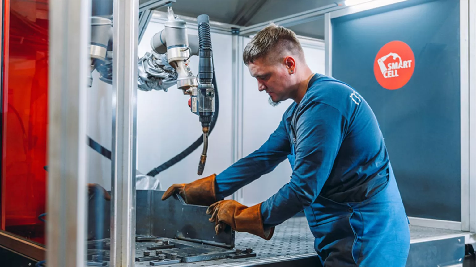 Person arbeitet in SmartCell 