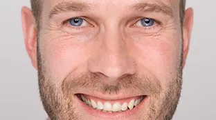 Fronius Mitarbeiter lächelt in die Kamera