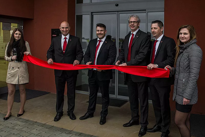 Fronius employees in front of the new VSP subsidiary, cutting the red cloth