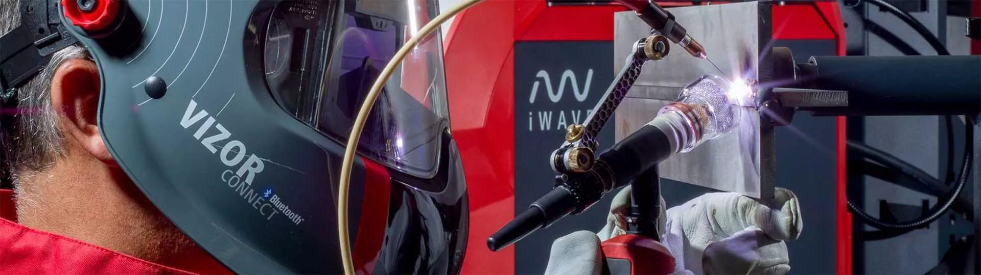 Person schweißt mit Vizor Connect Schutzhelm