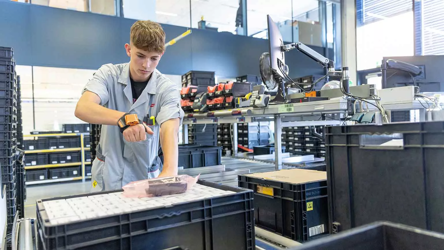 Lehre bei Fronius - Betriebslogistiker beim Scannen