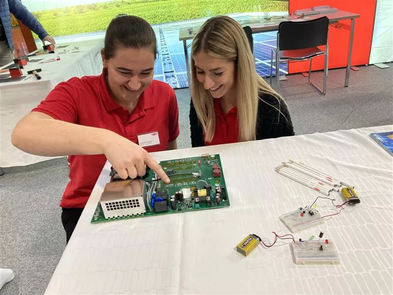 Zwei Kolleginnen testen eine Station auf der Messe Berufserlebnistage Kirchdorf