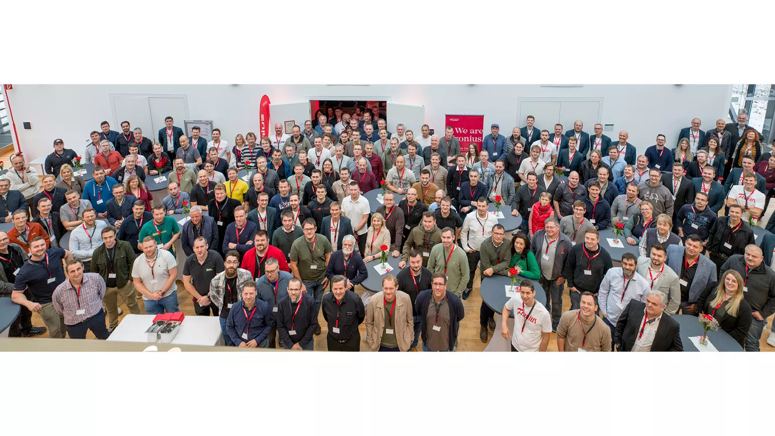 Gruppenfoto von Fronius Partnern und Fronius Team