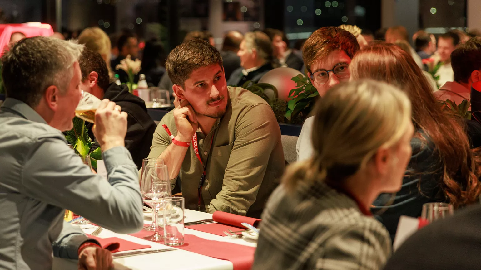 Personen sitzen an einem Tisch und unterhalten sich