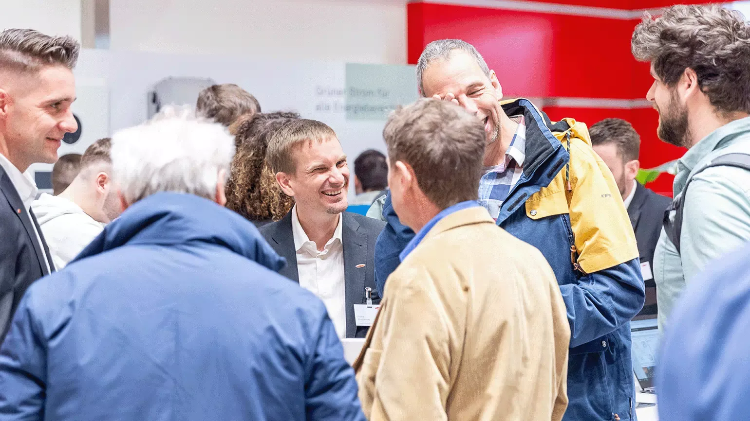 Fronius Kollegen und Besucher der Messe