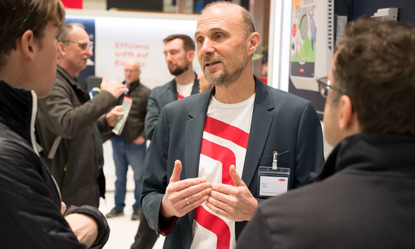 Beratungsgespräch auf der WEBUILD Energiesparmesse 2026.