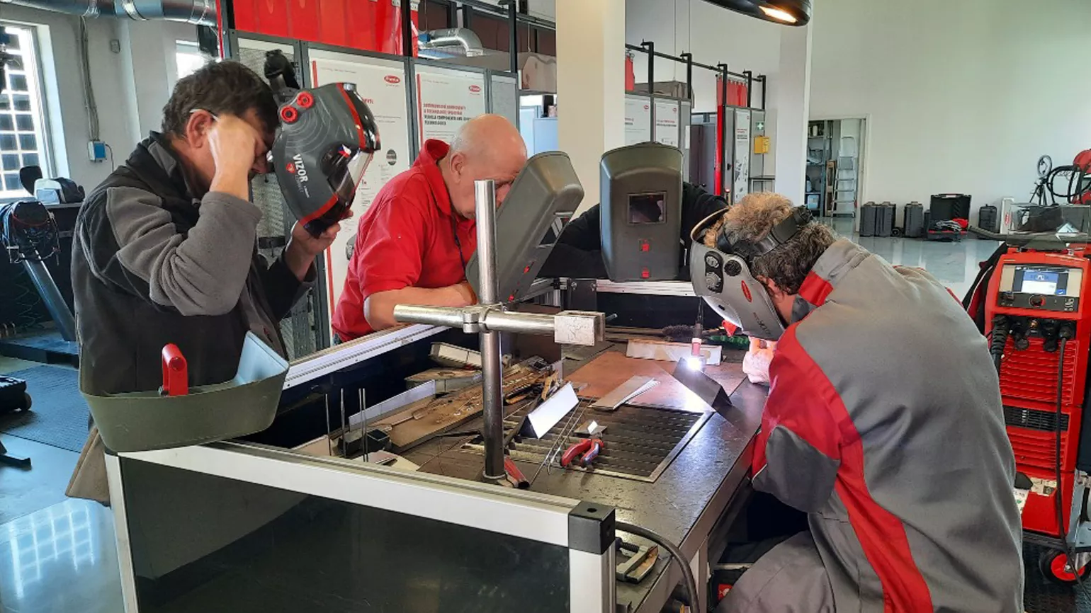 People are welding