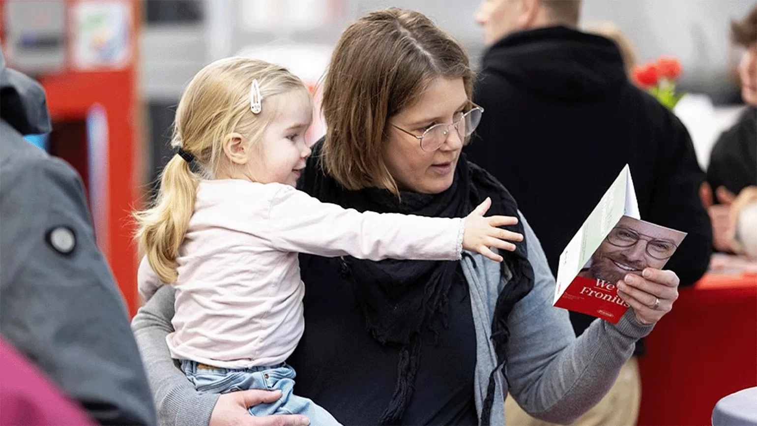 Mutter mit Kind bei Fronius