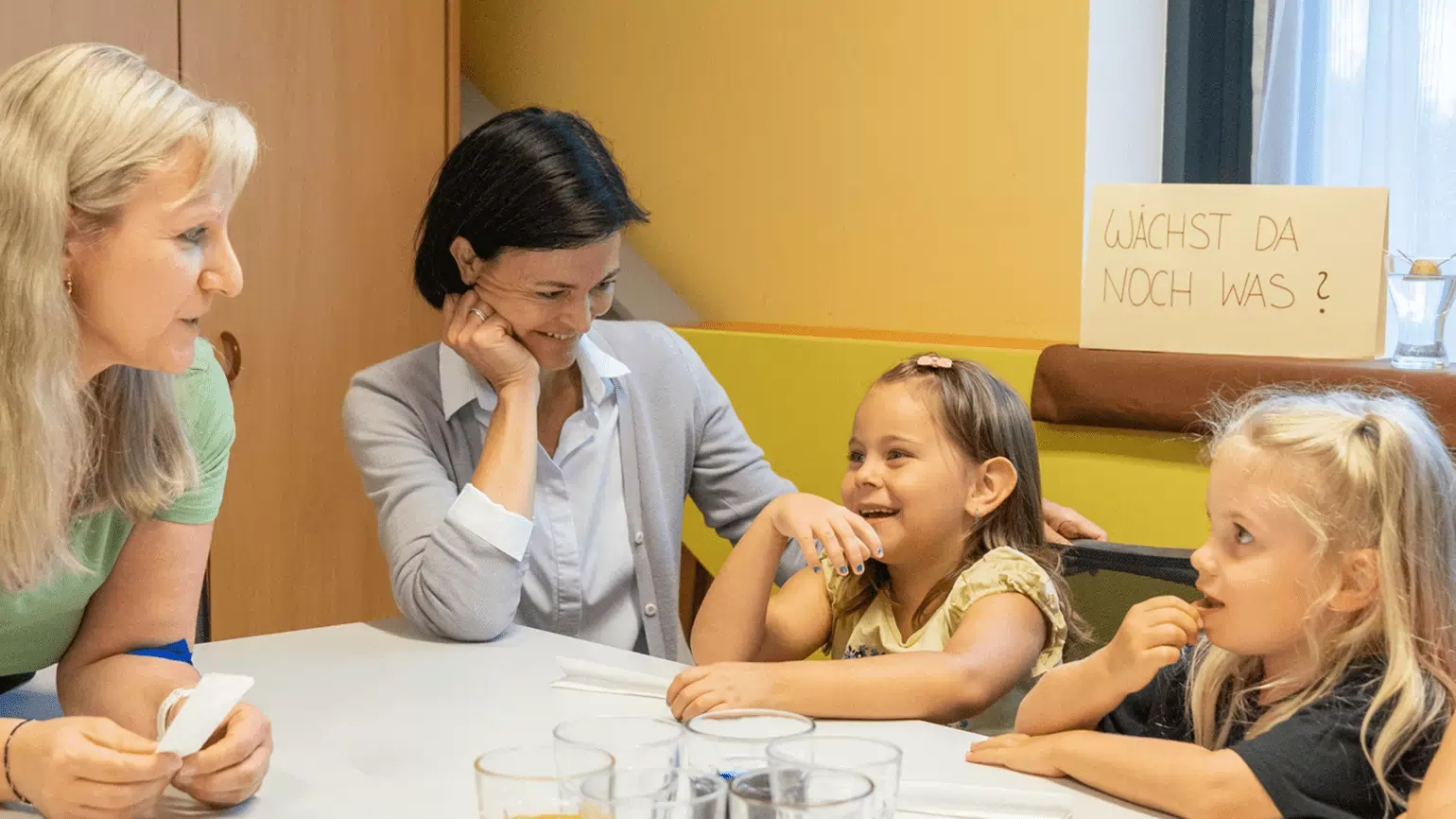 Frau Strauß im Gespräch mit den Kids vom KinderLand