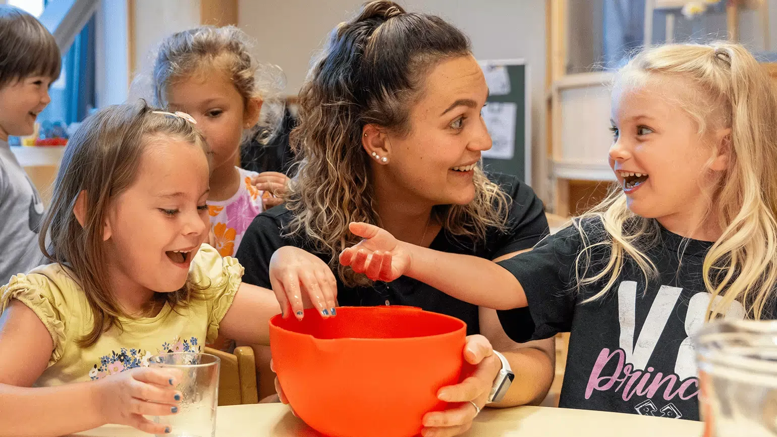 Kindergartenpädagogin mit 2 Mädchen