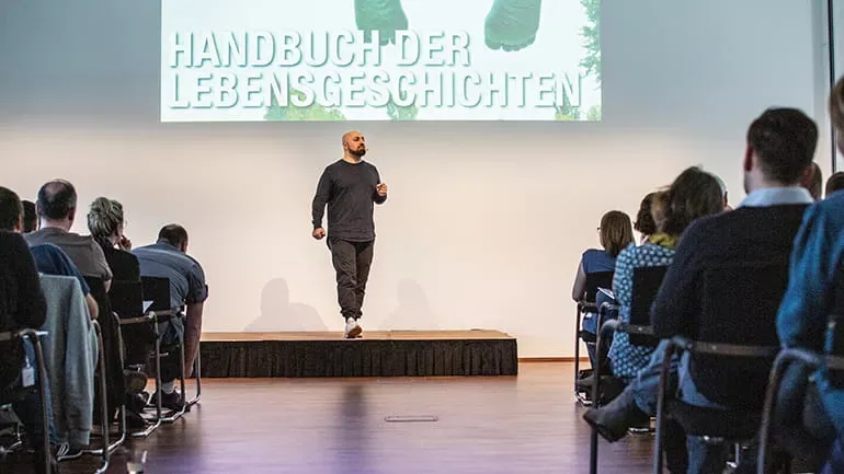 Ali Mahlodji visits Fronius with his keynote "Try, Fail, Innovate, Kick Ass"