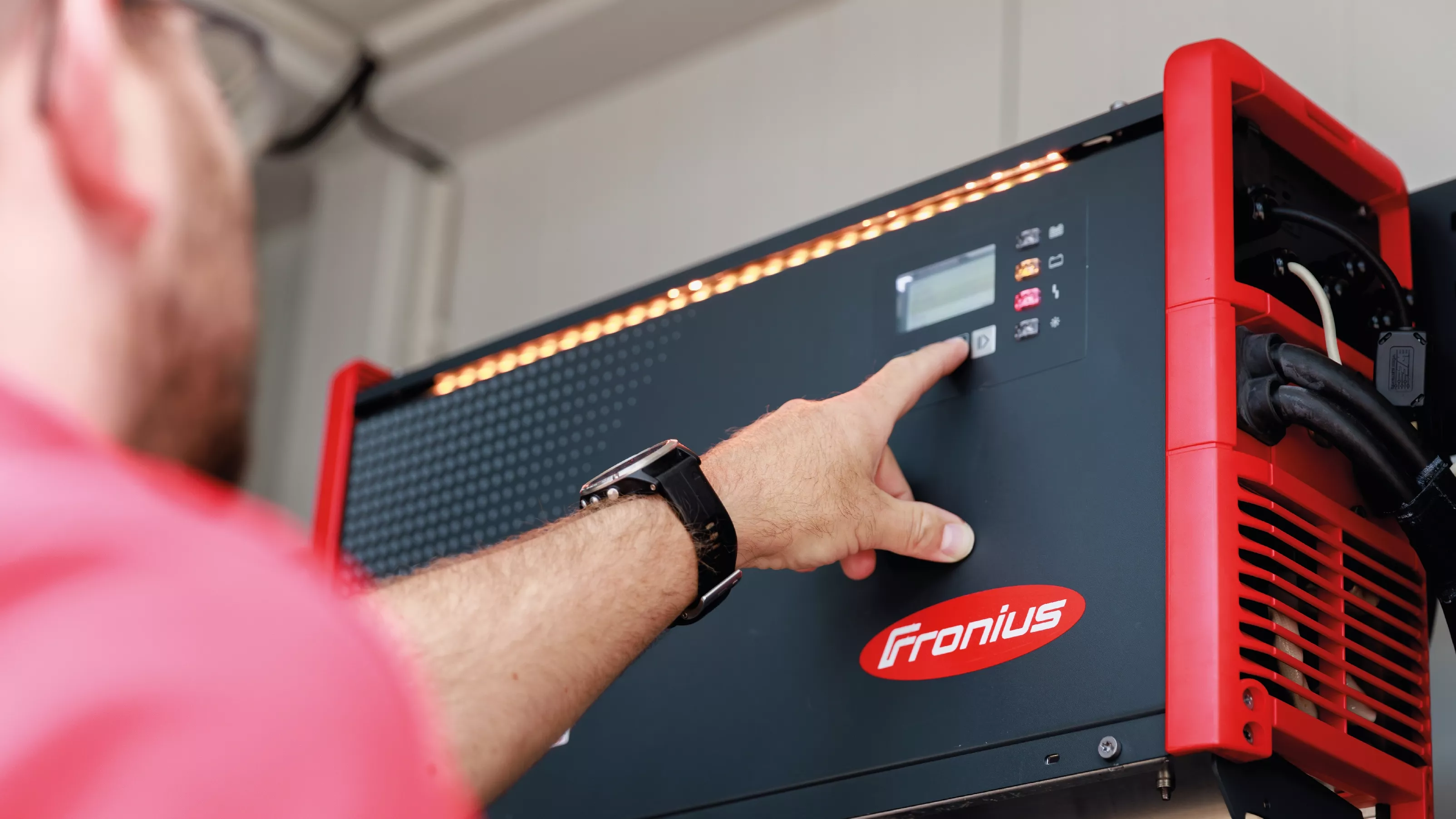Eine Person zeigt mit dem Zeigefinger auf ein Fronius Selectiva 4.0 um Reparatur zu symbolisieren.