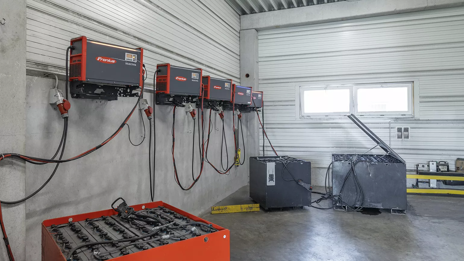 Die Fronius Ladetechnologie ermöglicht es der Behrens Gruppe, Gabelstapler zu unterschiedlichen Zeiten zu laden und so Lastspitzen zu vermeiden.