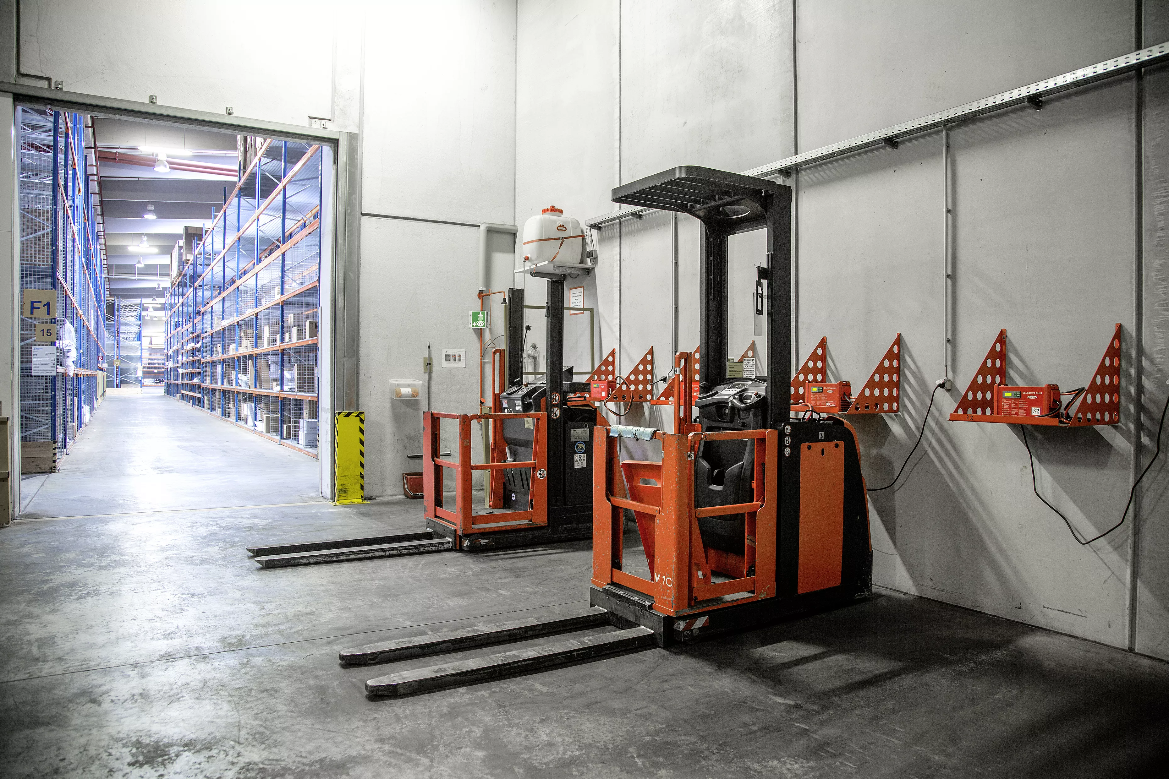 Peugeot Citroën using Fronius Selectiva charger for charging Linde forklift trucks
