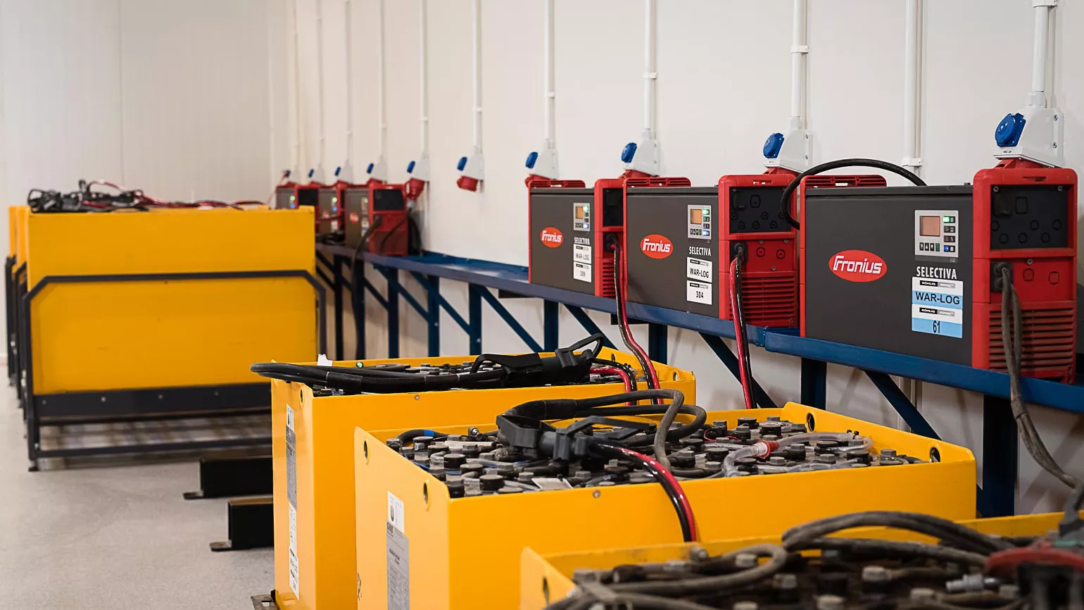 Fronius Selectiva 4.0 charger for charging electric forklift 