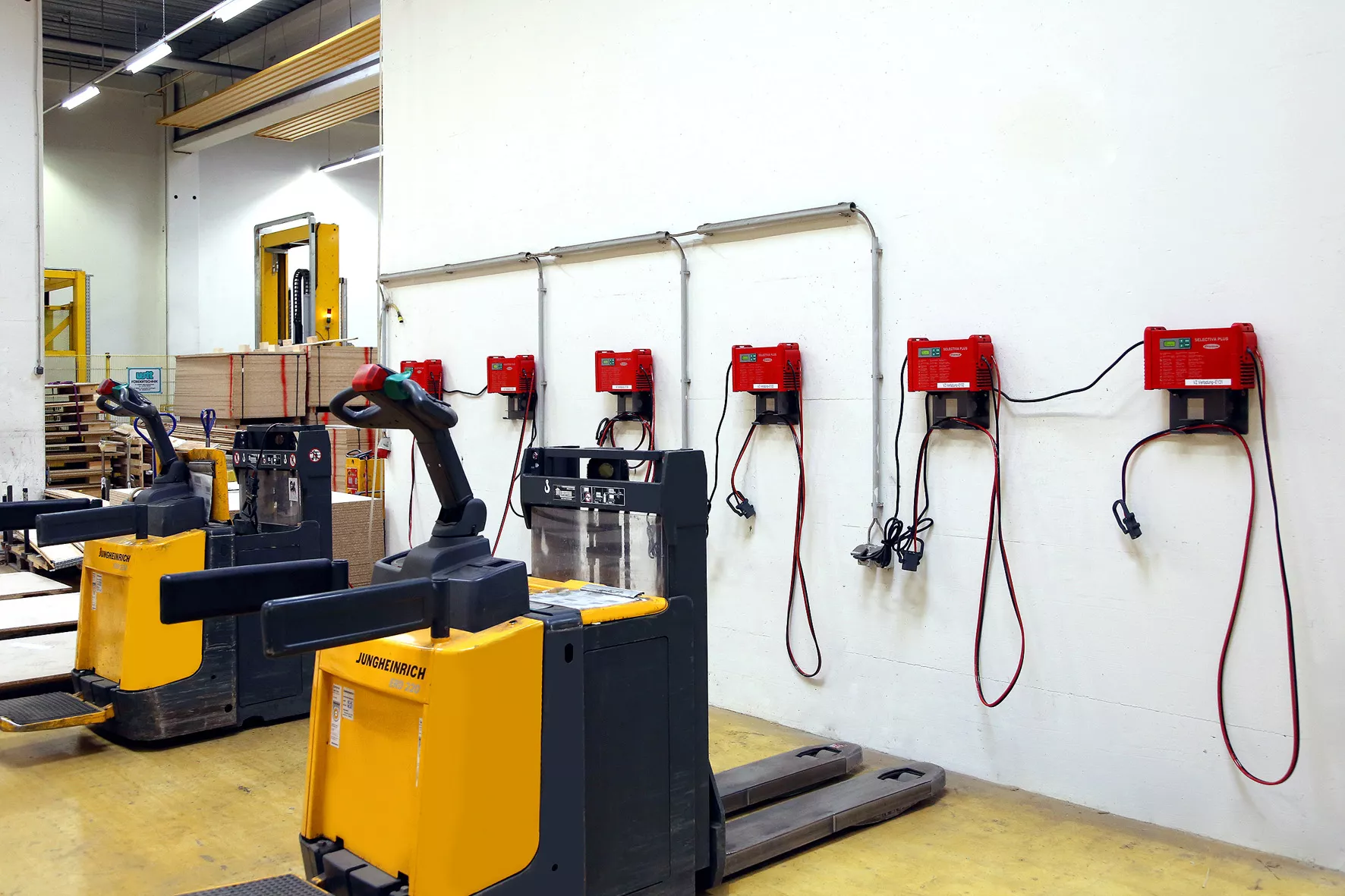 Schachermayr verwendet Fronius Selectiva Ladesysteme zum Laden von Gabelstaplerbatterien