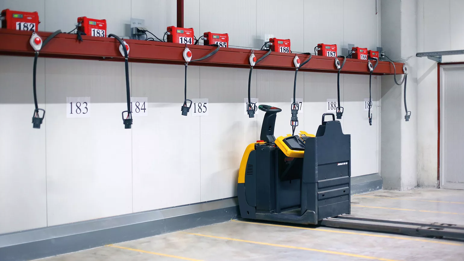 SPAR  Wörgl verwendet Fronius Selectiva Ladegerät zum Laden von Jungheinrich und Still Elektrostaplern
