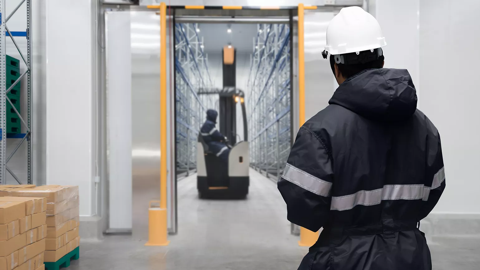 Niedrige Umgebungstemperaturen reduzieren die Leistungsfähigkeit und Lebensdauer von Antriebsbatterien. Mit der Cold Logistics Option können Sie Ihre Batterien in der Frische- und Tiefkühllogistik ohne Energieverlust einsetzen. Wie dies funktioniert, erfahren Sie hier.