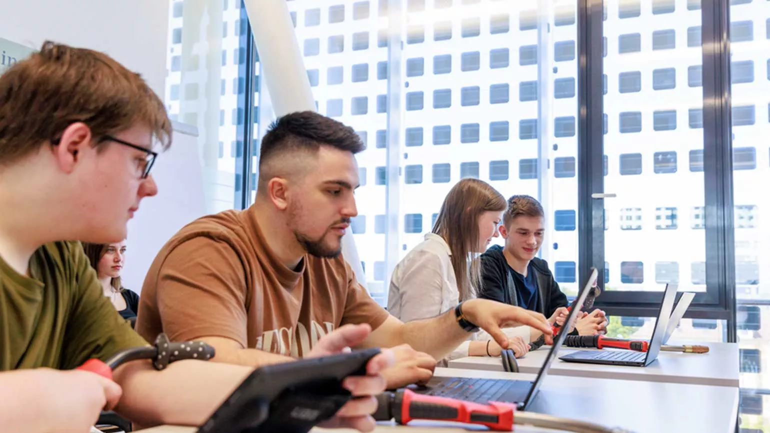 Students learn with the Welducation Simulator