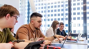 Schüler lernen mit denm Welducation Simulator