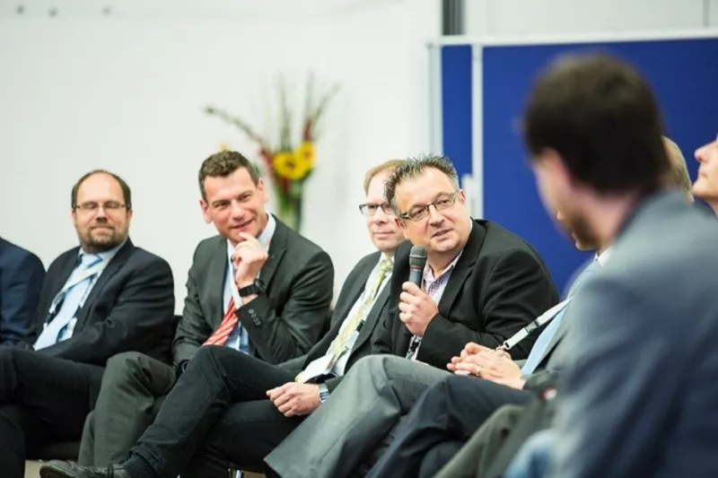 Diskussion bei der fünften Automotive Konferenz