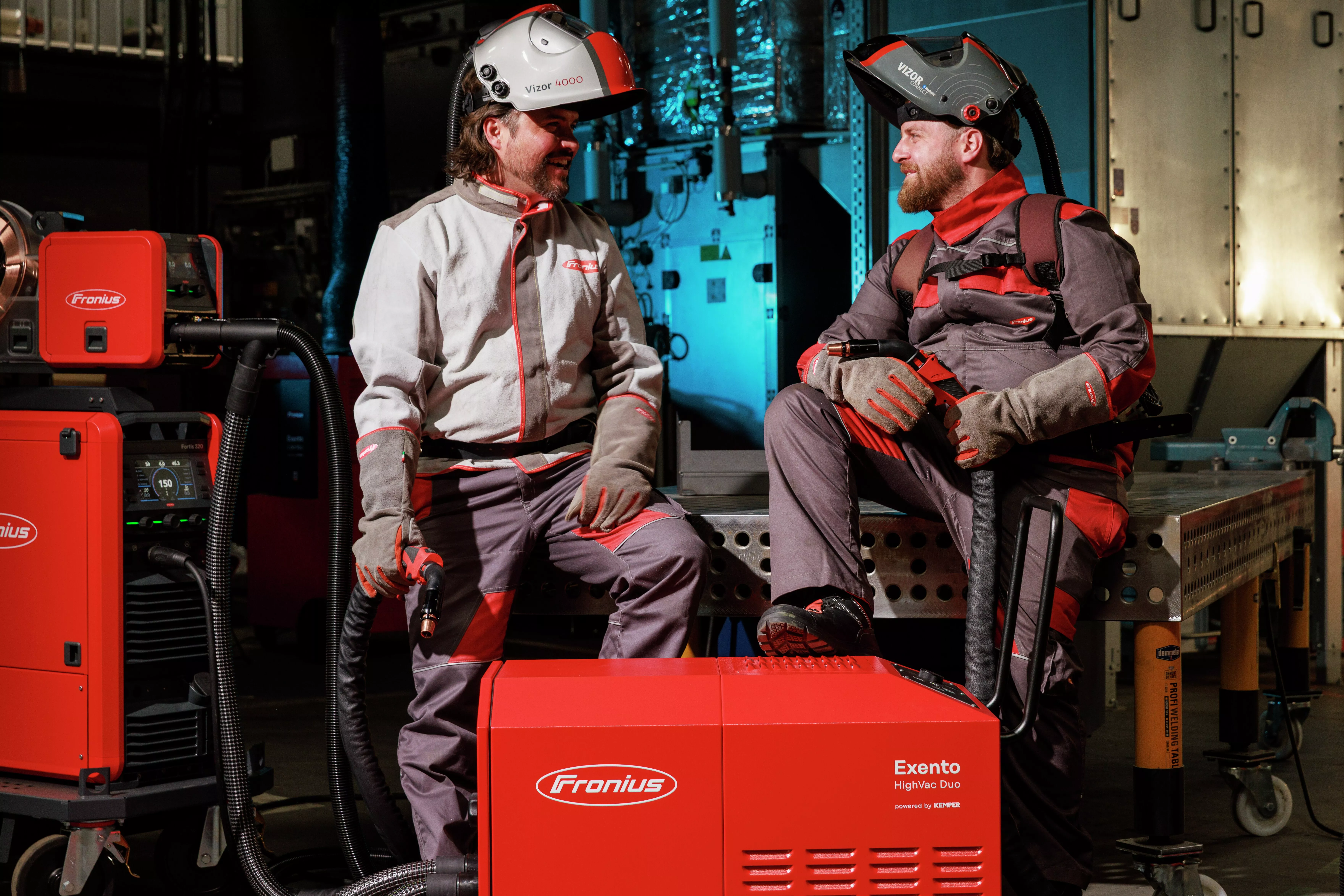 Zwei Männer mit Helmen und Schweißgerät