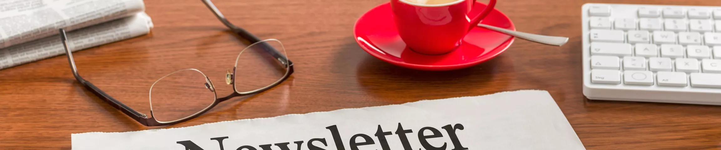 Kaffee, Brille, Tastatur und Zeitung