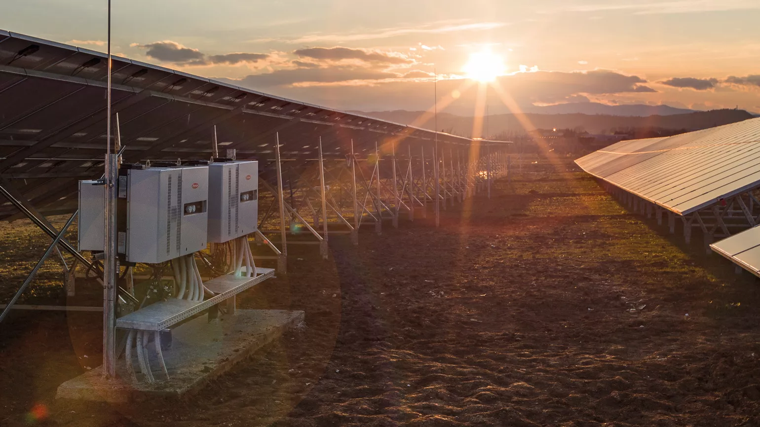 Fronius Tauro installiert auf einem großen Feld