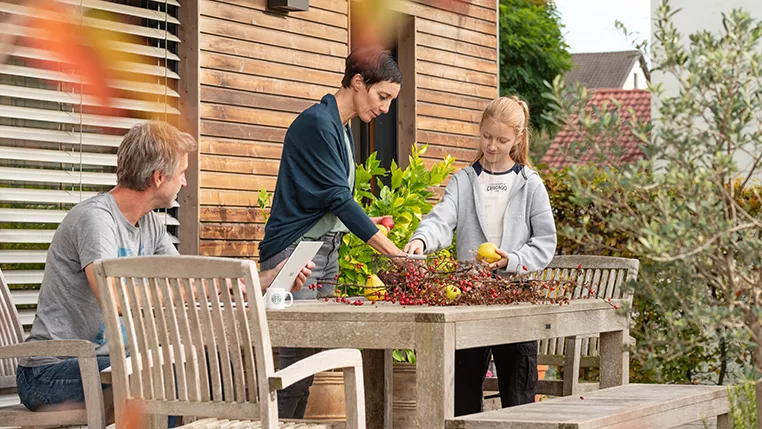 Familie im Garten im Herbst