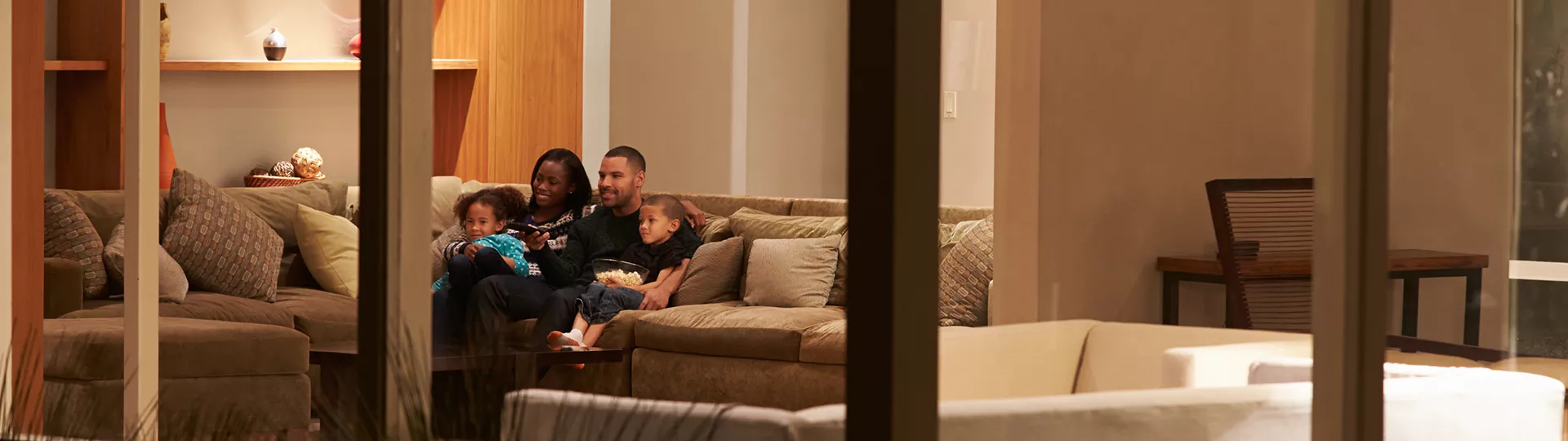 Familie auf Couch