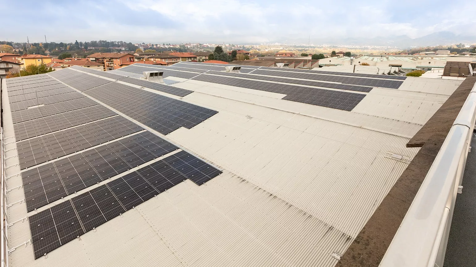 Il tetto di Dominelli dotato di inverter Fronius e pannelli fotovoltaici