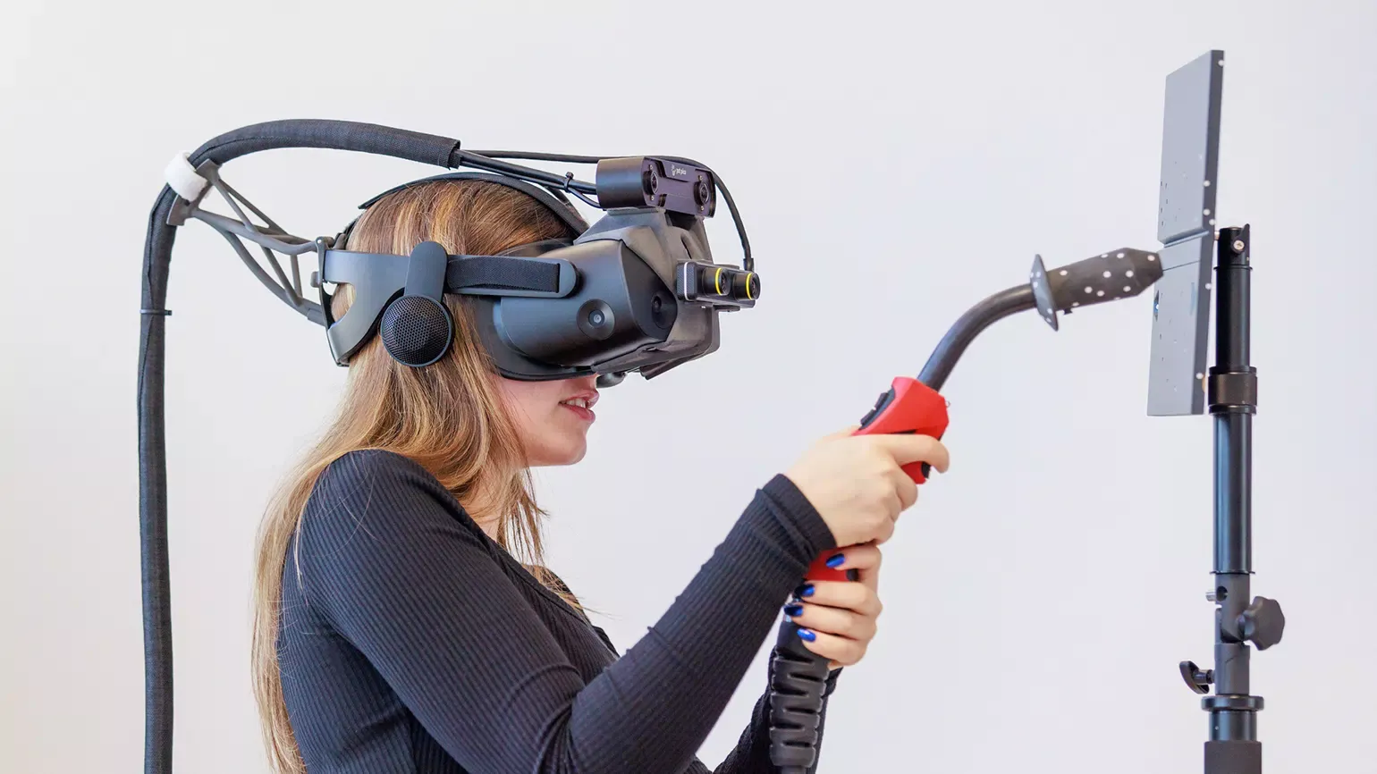 Schülerin schweißt mit dem Welducation Simulator