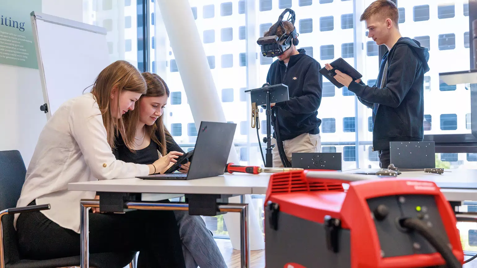 Jugendliche lernen mit dem Welducation Simulator