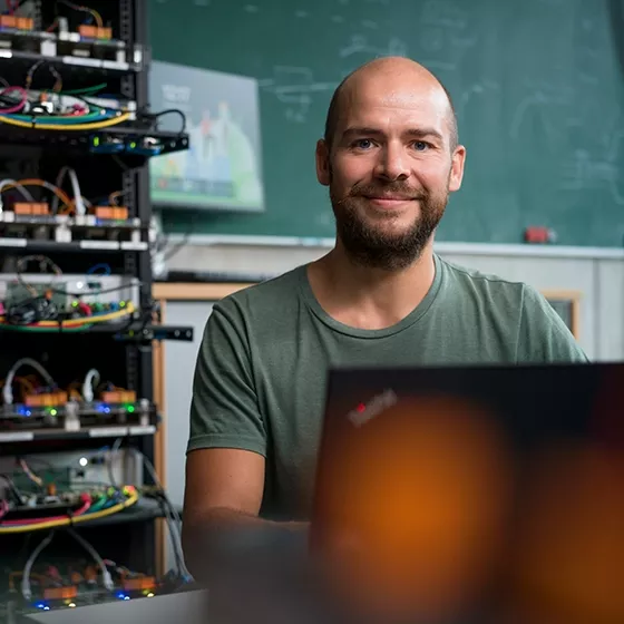 Mitarbeiter von Fronius lächelt in die Kamera