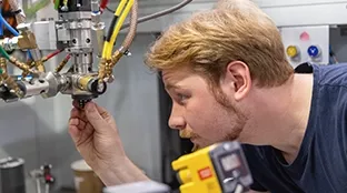 Fronius employee Jakub repairs a machine