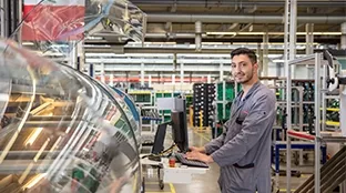 Employee Selcuk at his workplace in the Fronius production department