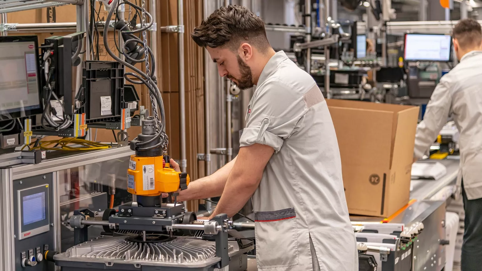 Fronius Produktionsmitarbeiter mit GEN24 Wechselrichter