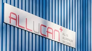 ALLUCAN Schild auf Firmengebäude