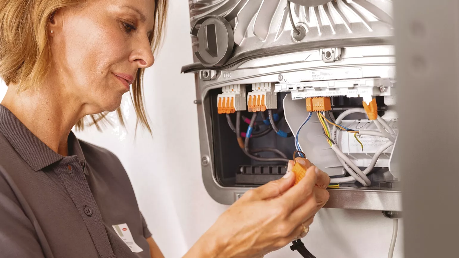 Eine Installateurin repariert einen GEN24 Wechselrichter