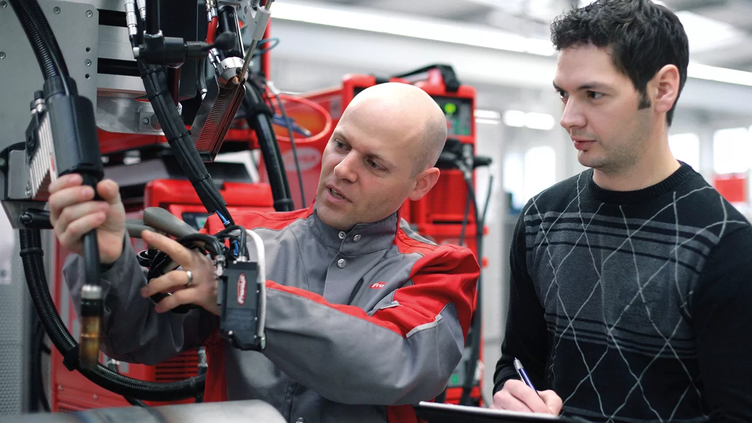 Trainingssituation an einem Fronius Gerät.