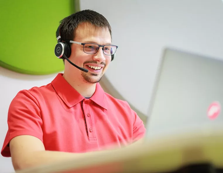 Fronius Mitarbeiter telefoniert mit Kunde