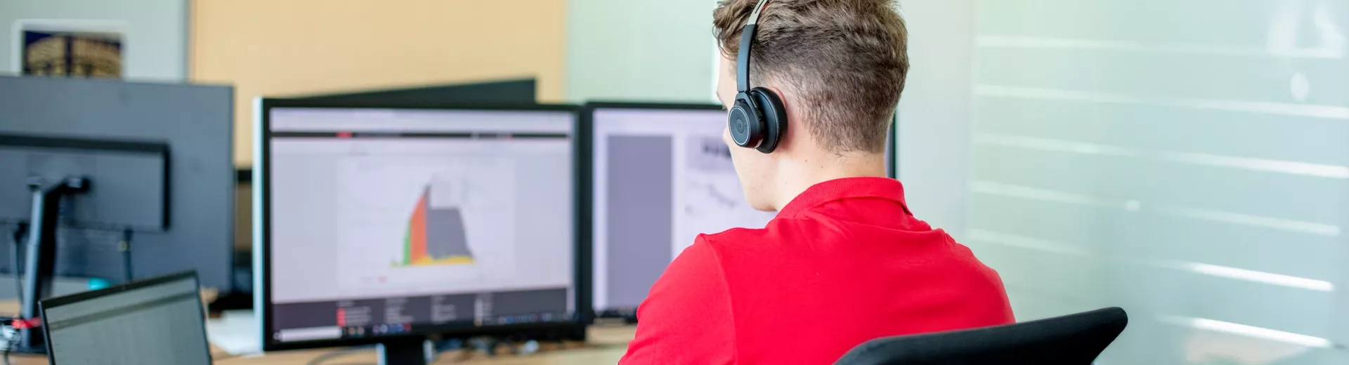 Technischer Support Mitarbeiter arbeitet am PC