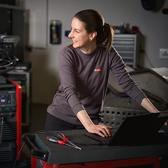 Technikerin am Laptop