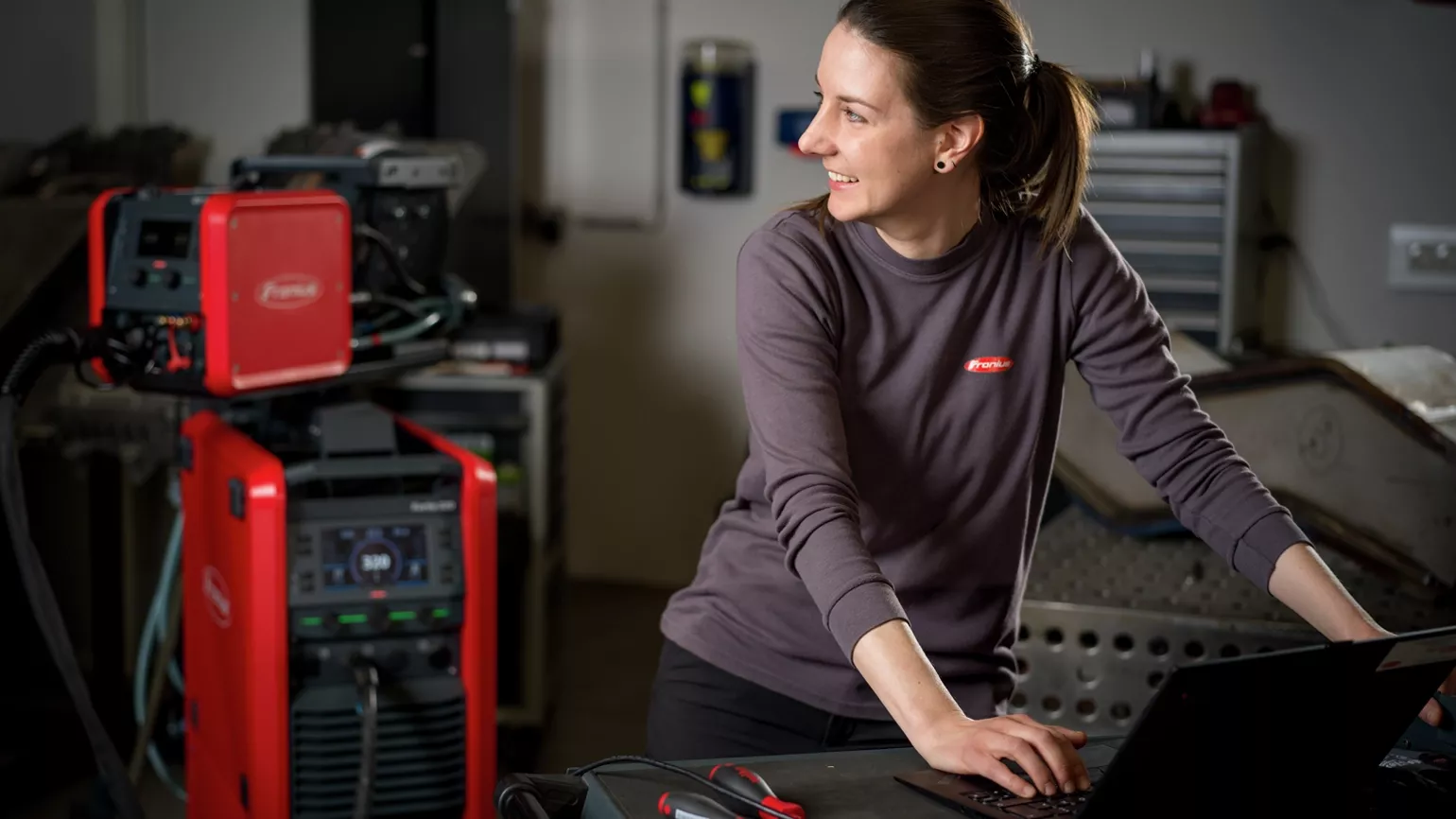 Frau mit Laptop und Fronius Fortis