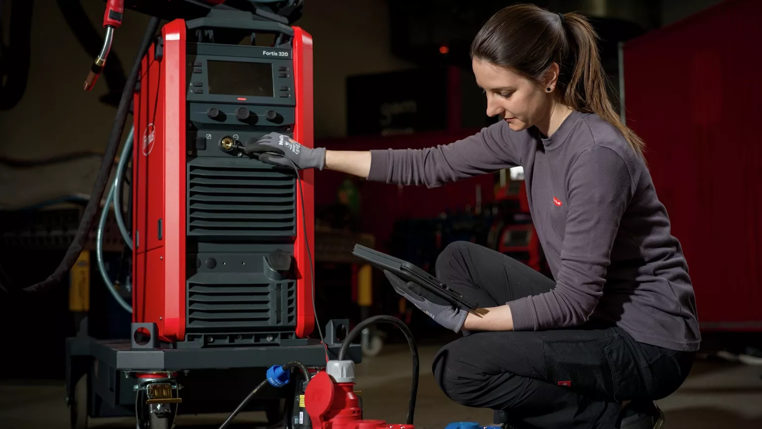 Fronius employee inspects welding machine
