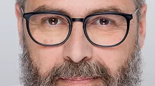 Lächelndes Gesicht eines Fronius Mitarbeiters