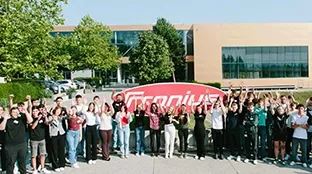 Schulgruppe am Fronius Standort in Sattledt