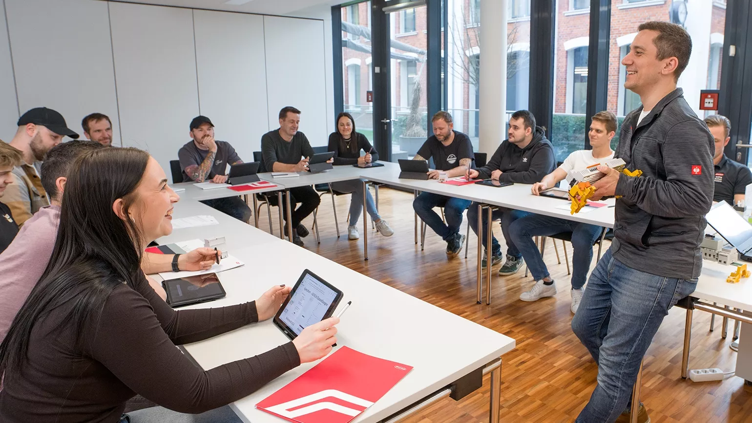 Mehrere Personen in einem Raum bei einer Fronius Produktschulung