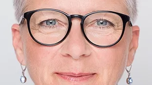 Zaměstnankyně společnosti Fronius se usmívá do kamery
